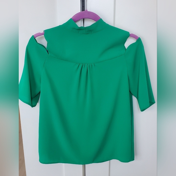 NWOT- Monteau Gorgeous Kelly Green- cold shoulder top sz.SMALL - Picture 6 of 7